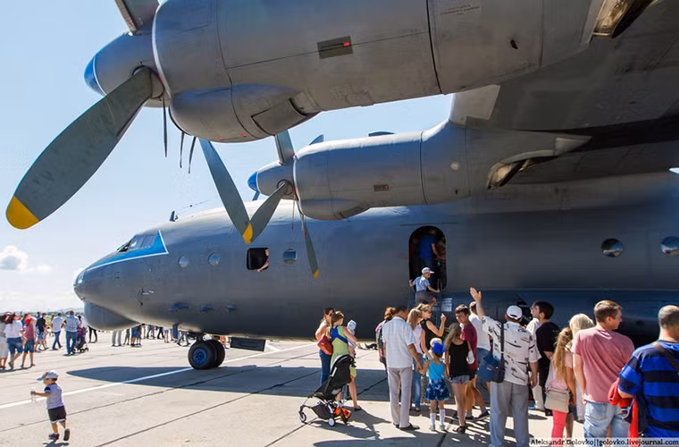 Khách tham quan còn có cơ hội chiêm ngưỡng nội thất bên trong chiếc An-12.