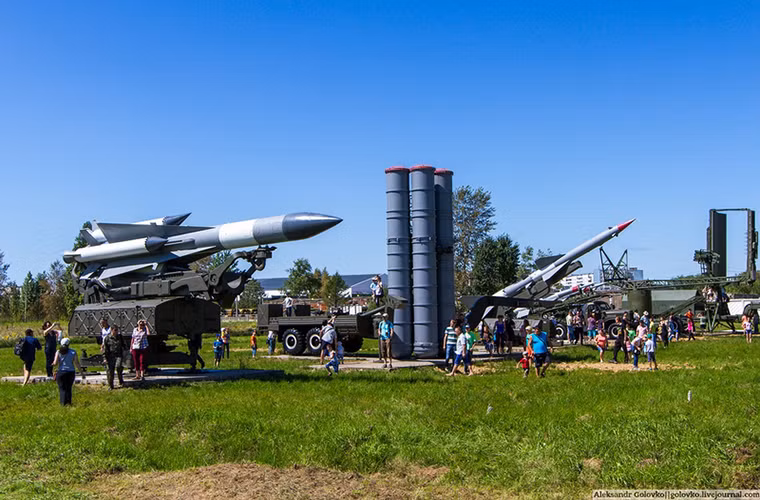 Tại buổi triển lãm này Không quân Nga cũng cho trưng bày hầu hết các tổ hợp tên lửa phòng không từng được trang bị cho lực lượng phòng không Liên Xô trước đây như S-75, S-200 và S-300.