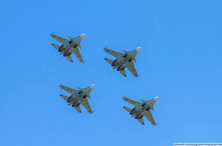 Màn biểu diễn trên không của phi đội Su-30SM nhân dịp kỷ niệm 75 năm thành lập đơn vị, dòng chiến đấu cơ này mới được trang bị cho các đơn vị không quân ở Viễn Đông cách đây không lâu.