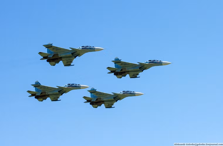 Cận cảnh phi đội Su-30SM biểu diễn trên không.