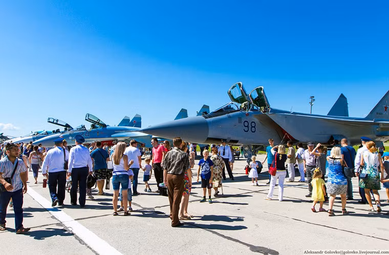 Cạnh đó là dàn chiến đấu cơ của Nga như MiG-31, MiG-29, Su-30 và Su-34.