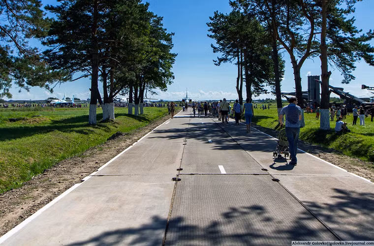 Một số khác lại chọn cách đi bộ vào bên trong.