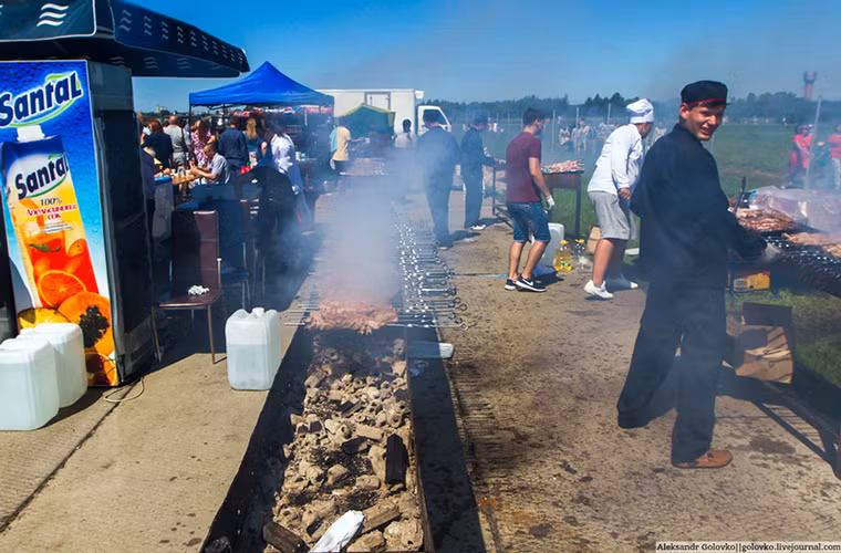 Triển lãm này còn phục vụ cả thức ăn và đồ uống cho khách tham quan.