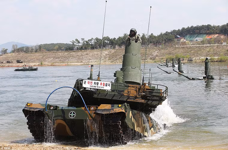 Về hệ thống động cơ K2 được trang bị động cơ diesel nội địa do Tập đoàn Doosan Infracore sản xuất có công suất 1.500 mã lực (biến thể nội địa hóa động cơ MTU-890 của Đức). Nó có tốc độ di chuyển tối đa lên tới 70km/h trên địa hình bằng phẳng và có khả năng vượt sông ở độ sâu hơn 4m.