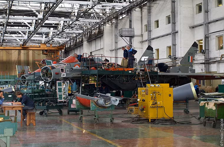 Nguyên nhân chính cho tình huống khó xử này chính là lệnh cấm vận vũ khí mà Ukraine áp đặt đối với Nga khi một số hệ thống cần thiết cho quá trình nâng cấp MiG-29K lại do Ukraine sản xuất, cùng với đó là lệnh cấm vận của EU và Mỹ. Ấn Độ đã buộc phải nhập khẩu trực tiếp các bộ phận này sau đó xuất ngược sang Nga để có thể hoàn thiện những chiếc MiG-29K tại Goa.