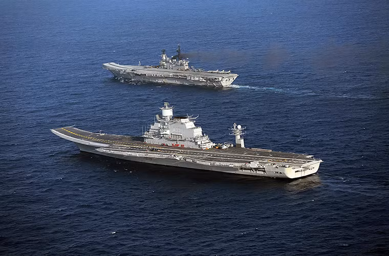 Còn tàu sân bay INS Vikramaditya chỉ mới được Hải quân Ấn Độ đưa vào trang bị từ năm 2013 nó được mua từ Nga vào năm 2004 nhưng mất gần 9 năm để sửa chữa và nâng cấp trước khi được bàn giao cho Hải quân Ấn Độ. Nhưng chừng đó thời gian vẫn chưa đủ để người Nga hoàn thiện INS Vikramaditya đó là còn chưa kể tới số tiền hơn 2.3 tỷ USD dành cho chiếc tàu sân bay cũ này.