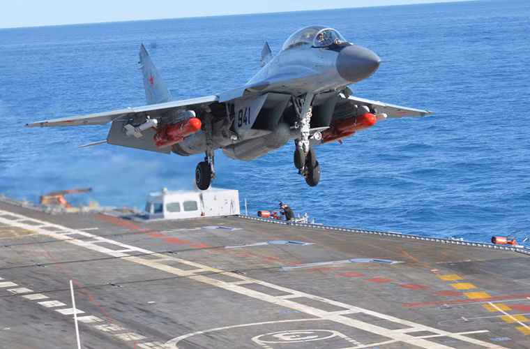 Tàu INS Vikramaditya có lượng giãn nước 45.400 tấn dài hơn 283m, nó có thủy thủ đoàn 110 người và có thể chở theo hơn 1.500 binh sĩ. Mẫu tàu sân bay này có thể chở theo 36 máy bay chiến đấu các loại trong đó có 26 chiếc MiG-29K và 10 trực thăng chống ngầm Ka-31 hoặc Ka-28.