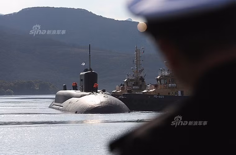 Hôm 26/9 tàu ngầm hạt nhân chiến lược Vladimir Monomakh (K-551) thuộc lớp Borei – Project 955 đã chính thức thuộc biên chế Hạm đội Thái Bình Dương Nga sau khi cập cảng căn cứ hải quân Vilyuchinsk.