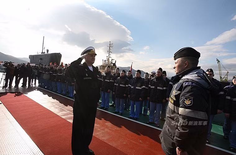 Quang cảnh buổi lễ bàn giao tàu Vladimir Monomakh tại cầu cảng ở Vilyuchinsk.