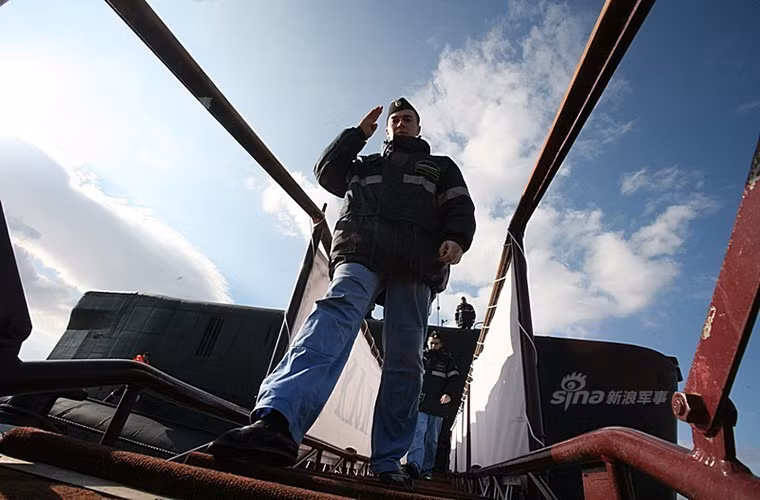 Tàu Vladimir Monomakh có biên chế khoảng 107 thủy thủ bao gồm cả sĩ quan chỉ huy, thời gian hoạt động trên biển của nó không giới hạn tuy nhiên mỗi thủy thủ đoàn thường trực chiến trong vòng 90 ngày trong các chuyến tuần tra dài ngày trên biển.