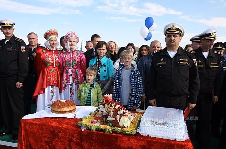 Trong ảnh là một nghi thức tiếp đón truyền thống của Hải quân Nga dành cho các tàu ngầm trong hạm đội với bánh mỳ và heo quay.