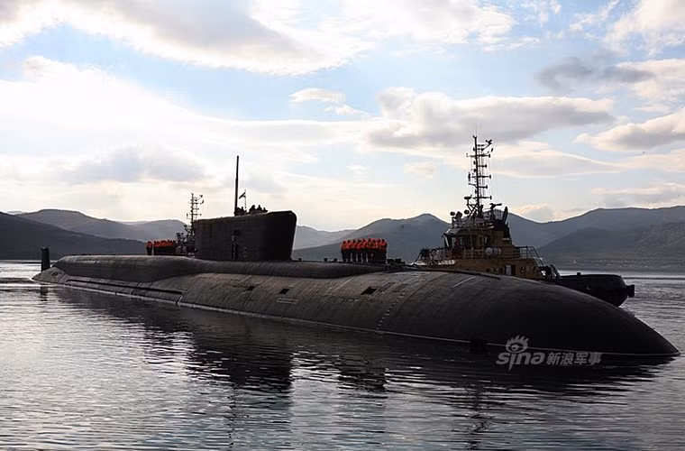 Vladimir Monomakh có lượng giãn nước tối đa khi lặn là 24.000 tấn, dài 170m và cao hơn 13m. Nó được trang bị một lò phản ứng hạt nhân OK-650B cùng một tuabin hơi nước hệ thống động lực trên tàu cho phép nó di chuyển tối đa 25 hải lý/giờ khi nổi và 15 hải lý/giờ khi lặn.