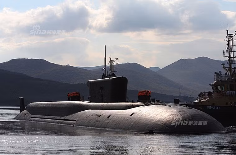 Được biết, tàu ngầm Vladimir Monomakh được Hải quân Nga đưa vào trang bị từ năm 2014 tuy nhiên cho tới nay nó mới chính thức thuộc về Hạm đội Thái Bình Dương sau 2 năm hoạt động. Với sự kiện này, số lượng tàu ngầm hạt nhân của Nga tại Thái Bình Dương cũng tăng lên con số 15 chiếc trong đó có 2 chiếc lớp Borei.