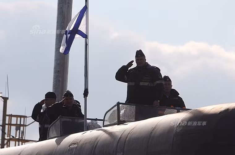 Nó cũng là một trong những tàu ngầm đóng lâu nhất của Hải quân Nga tới hơn 8 năm trước khi được bàn giao cho hải quân, bù lại nó được trang bị các công nghệ hàng hải tiên tiến nhất của Nga hiện nay cùng với đó là kho vũ khí khủng.