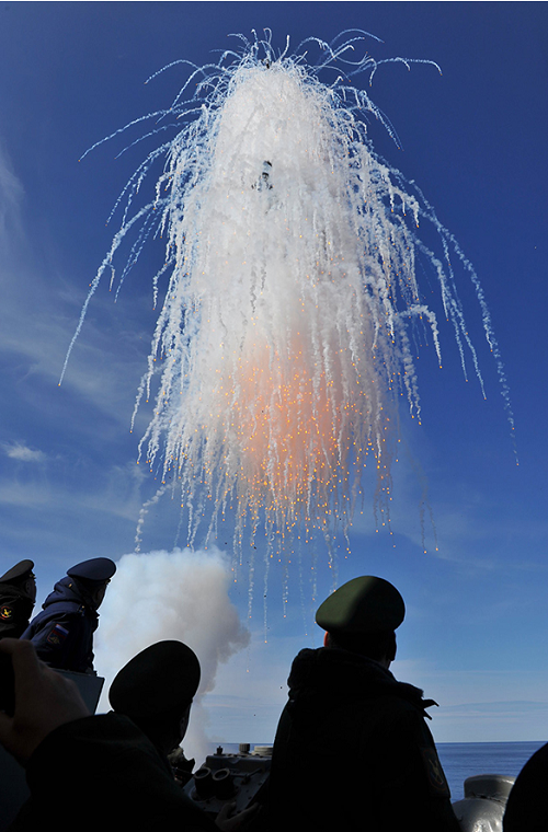 Hình ảnh bẫy mồi gây nhiễu được phóng ra từ tàu Pyotr Veliky. Nguồn ảnh: Bộ Quốc phòng Nga