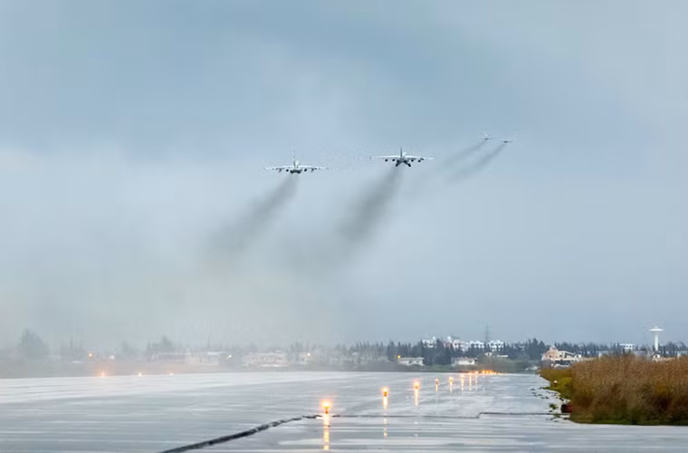 Việc những chiếc máy bay Su-25 rời Syria có thể khiến cho phiến quân IS phải vui mừng bởi đây là loại máy bay cường kích tầm gần rất nguy hiểm. Tốc độ bay chậm, bay thấp và được bọc giáp cùng kho vũ khí hạng nặng khiến Su-25 trở thành máy bay có khả năng tiến công bộ binh, xe tăng cực kỳ nguy hiểm.