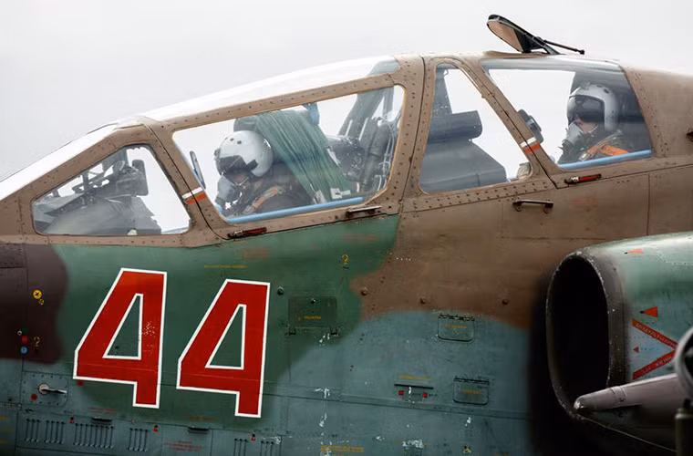 Tính đến cuối năm 2015, Không quân Nga có khoảng 30 chiếc Su-24M, 12 chiếc Su-25 và 4 chiếc Su-34 tại căn cứ không quân Hmeymin.