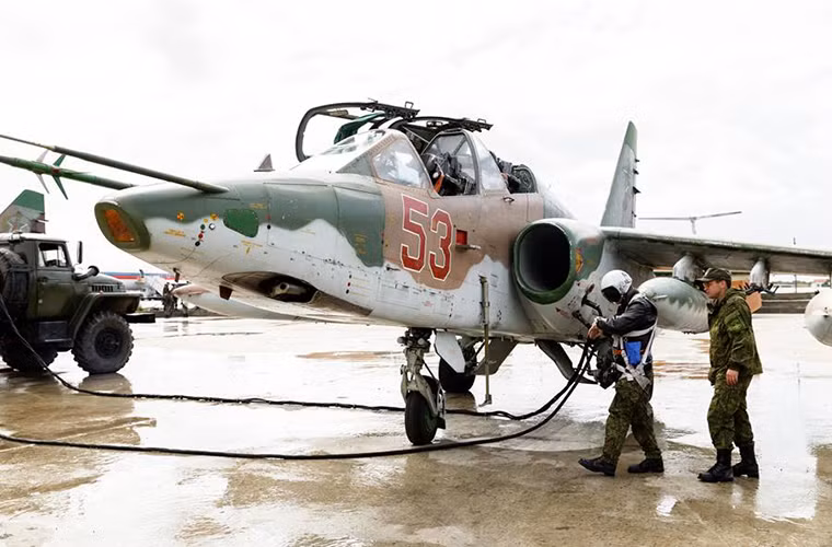 Tầm bay cực đại của những chiếc Su-25 chỉ là 1.900km, thế nên chắc chắn nó phải dừng ở đâu đó để tiếp nhiên liệu.