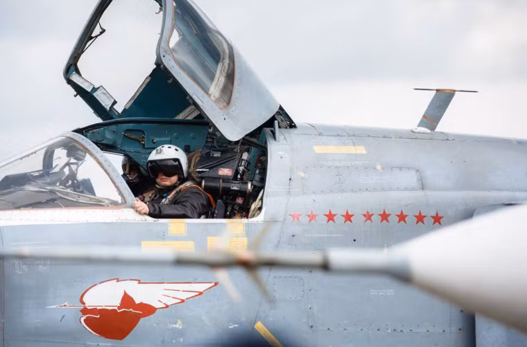 Một chiếc Su-24M chuẩn bị cất cánh trở về Nga mang theo biểu tượng chiến công sáng chói ở Syria.