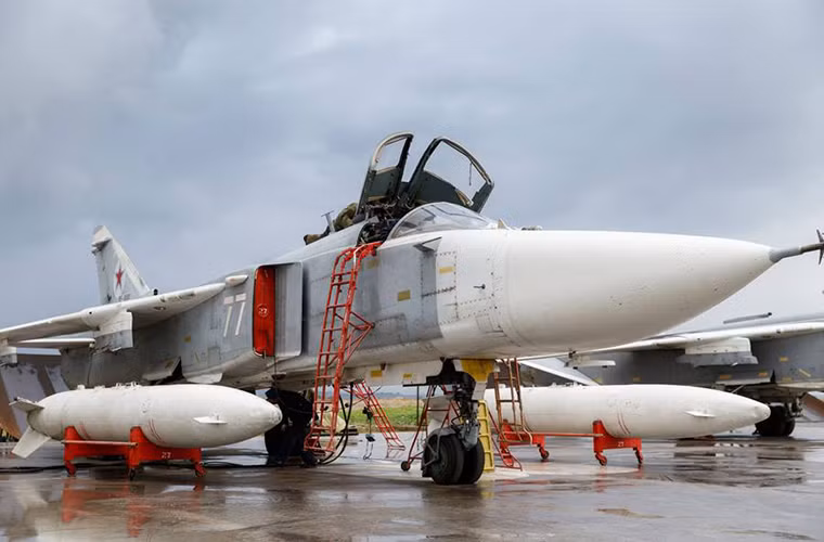 Hình ảnh những chiếc Su-24M còn ở lại Hmeymin.