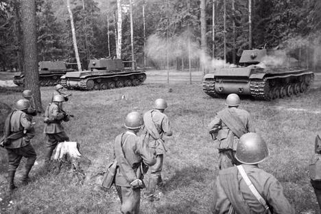 Tờ RBTH gần đây cho biết, xét về số lượng và chất lượng, lực lượng tăng thiết giáp Liên Xô vào giai đoạn đầu của Chiến tranh thế giới thứ 2 là một trong những lực lượng mạnh nhất trên thế giới. Con số thống kê vào năm 1941 cho thấy, có hơn 25.000 xe tăng trong lực lượng Hồng quân Liên Xô. Ảnh xe tăng KV của Liên Xô tại chiến trường phía Tây vào năm 1942 (Nguồn: RBTH).