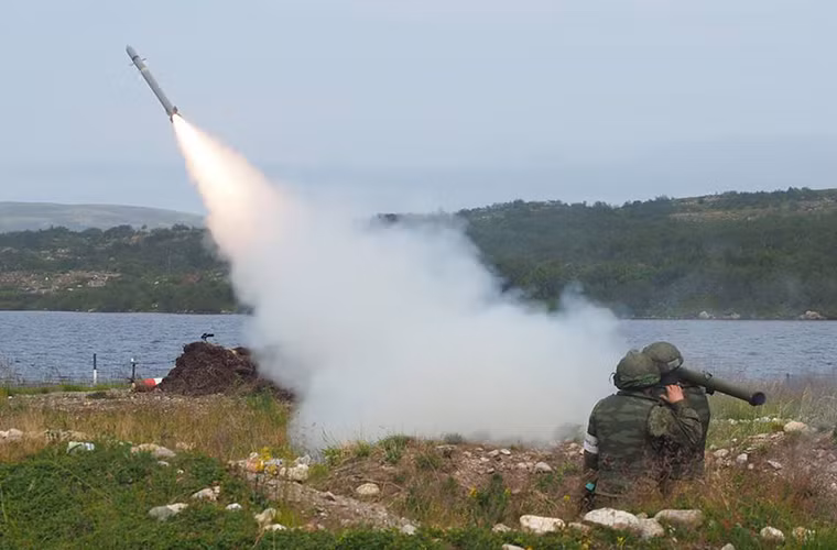 Tầm bắn hiệu quả của 9K38 Igla là hơn 5km với tốc độ di chuyển 570m/s và nó hoàn toàn đủ khả năng bắn hạ mọi mục tiêu bay tầm thấp ở độ cao 3.500m trở xuống kể cả đối với các dòng chiến đấu cơ tiên tiến nhất.