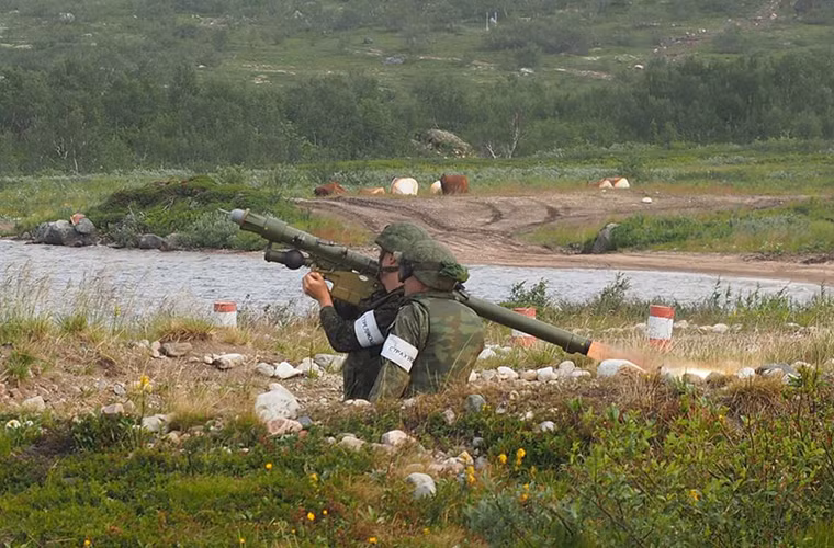 Hiện tại 9K38 Igla được sử dụng khá phổ biến tại hơn 30 quốc gia trên thế giới và luôn xuất hiện tại các khu vực chiến sự nóng bỏng nhất, giá thành của chúng cũng cực thấp chỉ khoảng 80.000 USD trong năm 2003.