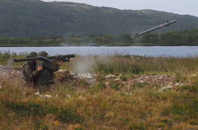 Đợt diễn tập này được Hạm đội Biển Bắc tổ chức tại một thao trường quân sự gần vùng Murmansk nơi vốn được sử dụng cho các hoạt động đào tạo và huấn luyện binh sĩ của hạm đội. Theo Bộ Quốc phòng Nga có khoảng hơn 10 đơn vị 9K38 Igla được sử dụng trong đợt huấn luyện lần này.