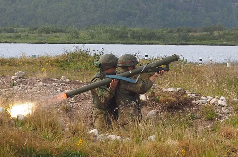 Mỗi tên lửa 9K38 Igla mang theo đầu đạn nặng khoảng 1.17kg với cơ chế nổ chạm phân mảnh nhằm tạo thiệt hại tối đa cho mục tiêu.