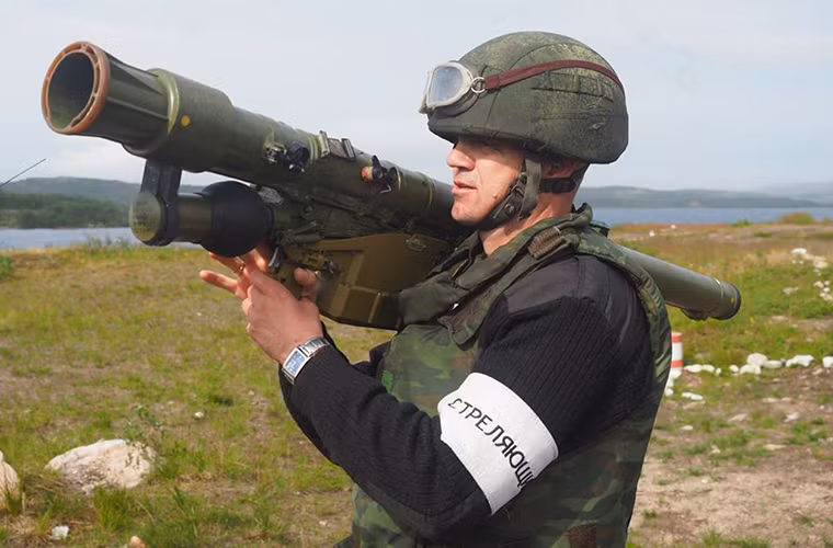 Tổ hợp tên lửa phòng không mang vác 9K38 Igla được đánh giá là một trong những mẫu tên lửa vác vai (MANPADS) dễ sử dụng nhất thế giới. Nó có thể được triển khai bởi một binh sĩ và có thể hoạt động điều kiện thời tiết. Trọng lượng trung bình của 9K38 Igla chỉ gần 11kg.