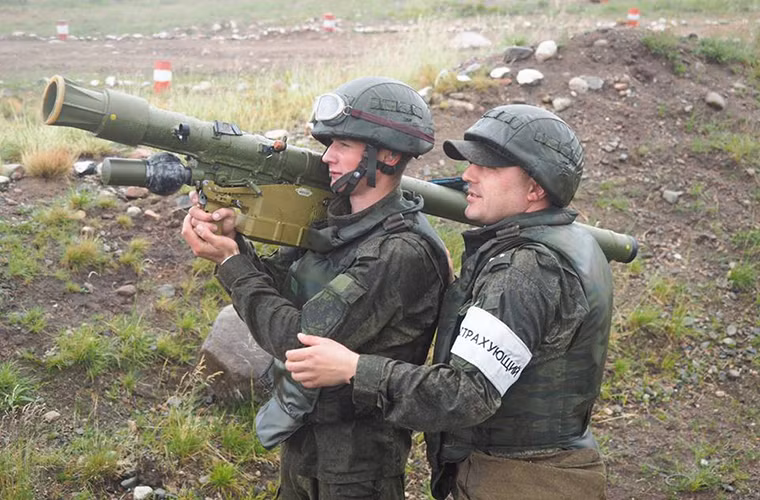 Theo Bộ Quốc phòng Nga, các đơn vị lính thủy đánh bộ thuộc Hạm đội Biển Bắc của Nga vừa có đợt diễn tập bắn đạn thật kéo dài bốn ngày với tên lửa vác vai Igla. Đây là một trong những hoạt động huấn luyện binh sĩ thường xuyên của hạm đội này.