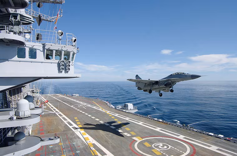 Xét về hệ thống vũ khí, MiG-29K sở hữu kho vũ khí khá đa dạng nó được trang bị tới 8 giá treo vũ khí và có thể mang theo 5,5 tấn vũ khí các loại gồm các loại tên lửa không đối không, không đối đất và cả tên lửa chống hạm.