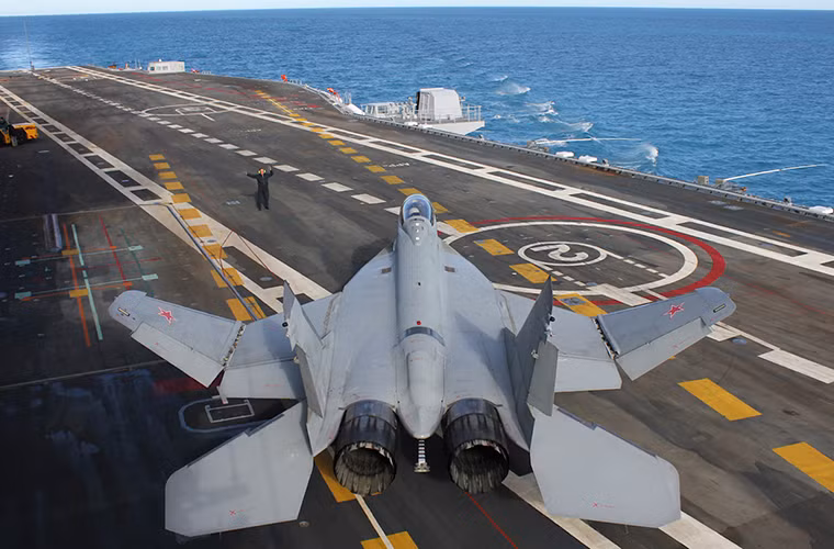 Trong ảnh, MiG-29K hoạt động thử nghiệm trên tàu sân bay INS Vikramaditya được Nga bán cho Ấn Độ.