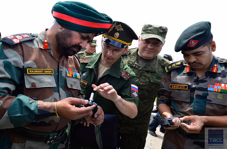Được biết sẽ có khoảng 500 binh sĩ của hai bên sẽ tham gia Indra năm nay đa phần là các đơn vị bộ binh cơ giới. Trong đó Nga điều động hai đại đội bộ binh cơ giới cùng một số đơn vị hổ trợ khác phía Ấn Độ cũng tương tự.