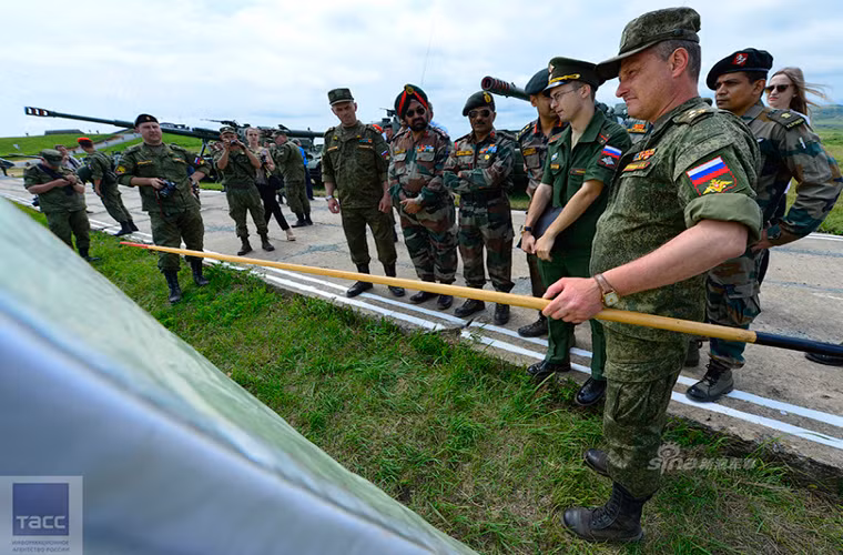 Một sĩ quan Nga giới thiệu cho đại diện Ấn Độ sơ đồ diễn tập trên thao trường Sergeyevsky.