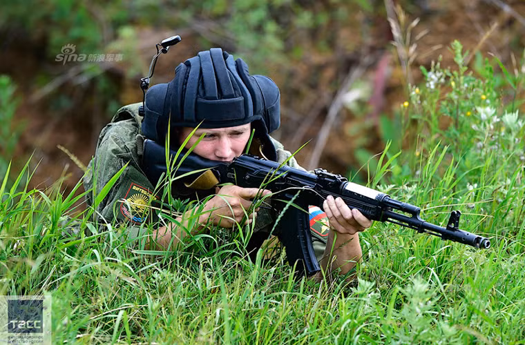 Binh sĩ Nga tham gia một đợt thao diễn nhỏ trước sự chứng kiến của các đại biểu Ấn Độ.