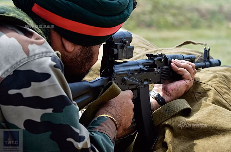 Trong ảnh là một sĩ quan Ấn Độ đang bắn thử súng trường tấn công AK-74M mẫu vũ khí tiêu chuẩn của Quân đội Nga.