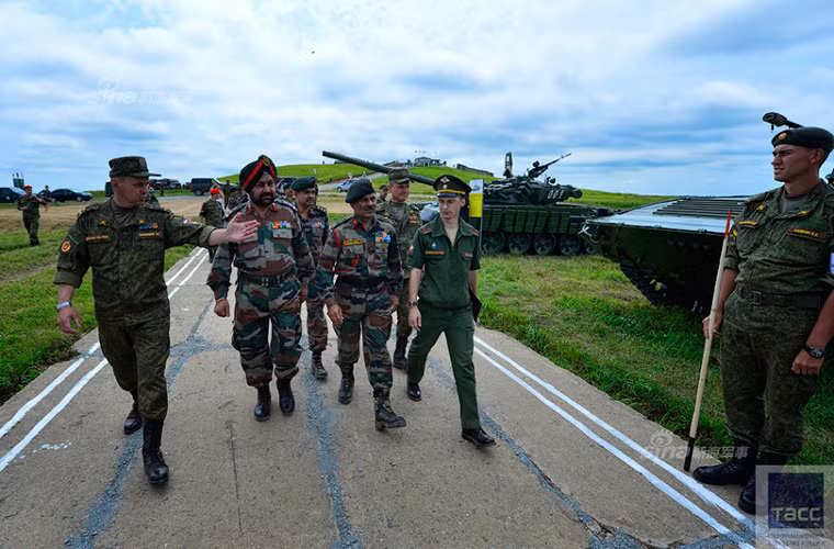 Hình ảnh đại diện Bộ Quốc phòng Ấn Độ được giới thiệu các phương tiện quân sự cơ bản của một đơn vị bộ binh cơ giới Nga, ta có thể dễ dàng nhận thấy sự xuất hiện của xe tăng chiến đấu chủ lực T-72B và xe chiến đấu bộ binh BMP-2.