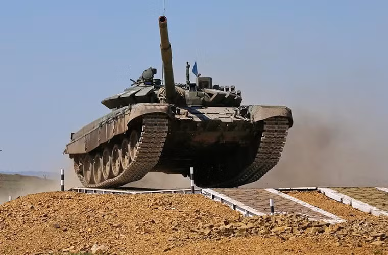 Chiếc T-72B3 gần như bay trên không khi lao qua một con dốc trong phần thi của mình tại Chebarkul.