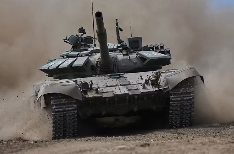 Hình ảnh chiếc T-72B3 thuộc Quân khu Trung tâm hành tiến trong phần thi của mình với giáp phản ứng nổ Kontakt-5.