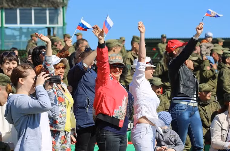 Khá đông người thân gia đình các binh sĩ tham gia vòng loại này cũng đến Chebarkul cỗ vũ cho người thân của mình.