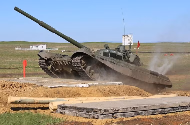 Tank biathlon là cuộc thi quân sự quốc tế thường niên được Bộ Quốc phòng Nga tổ chức từ năm 2013 cho tới nay. Và đội thắng cuộc trong cuộc thi này sẽ nhận được một chiếc xe tăng chiến đấu chủ lực tiên tiến T-90 từ Bộ Quốc phòng Nga.