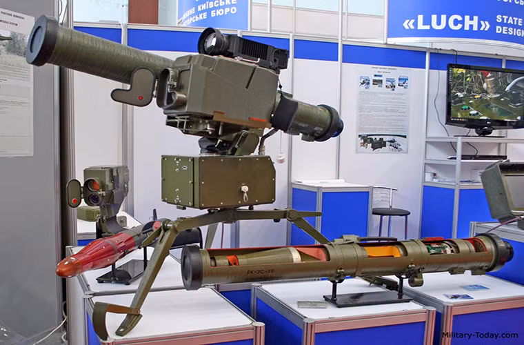 Về thiết kế và kích thước của Skif, nó có thể được xem là phiên bản tên lừa chống tăng “Kornet” của Ukraine, với tầm bắn hiệu quả từ 100m cho đến 5.000m và mục tiêu của nó là bất kỳ phương tiện cơ giới mặt đất nào của đối phương thậm chí là cả các mục tiêu bay tầm thấp. Một điểm đặc biệt là Skif cũng có khả năng tác chiến ban đêm nhưng tầm bắn tối đa bị giảm xuống còn 3.000m - đây là một lợi thế lớn của mẫu tên lửa chống tăng này.