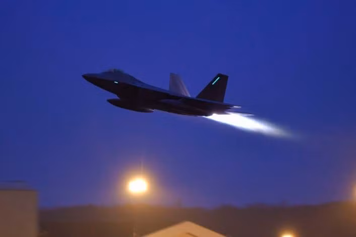 Tuy nhiên, có vẻ như tiêm kích F-22 Raptor vẫn đóng vai trò quan trọng trong cuộc chiến chống IS. Bởi vì loại tiêm kích này có các cảm biến tiên tiến, chẳng hạn như loại radar điện tử chủ động AESA, có thể thu thập các chi tiết có giá trị về mục tiêu của kẻ địch, sau đó chia sẻ hình ảnh cho các máy bay khác tấn công, cũng như các trạm điều khiển và chỉ huy, các máy bay cảnh báo sớm, và còn hộ tống cả những máy bay có người lái hay không người lái tấn công mục tiêu. (Nguồn: The Aviationist)