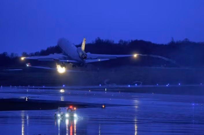 Hỗ trợ chuyến bay có các máy bay tiếp dầu KC-10 cùng các nhân lực và hàng hóa. Tất cả sẽ đáp xuống sân bay Al Dhafra để nhận nhiệm vụ cho đội F-22 Raptor từ Hawaii trở về quê nhà. (Nguồn: The Aviationist)