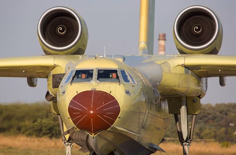 Be-200 là mẫu thủy phi cơ phản lực đa năng do công ty chế tạo máy bay Beriev của Nga phát triển và được đưa vào hoạt động từ năm 2003. Theo thiết kế nó có thể dễ dàng cất cánh từ các sân bay có đường băng ngắn hoặc từ mặt nước với chiều dài tối thiểu khoảng 2.300m. Với phần thân được làm bằng vật liệu chống ăn mòn đặc biệt thủy phi cơ này có thể hoạt động liên tục trên biển thậm chí ngay cả trên sóng cao tới 1.3m.