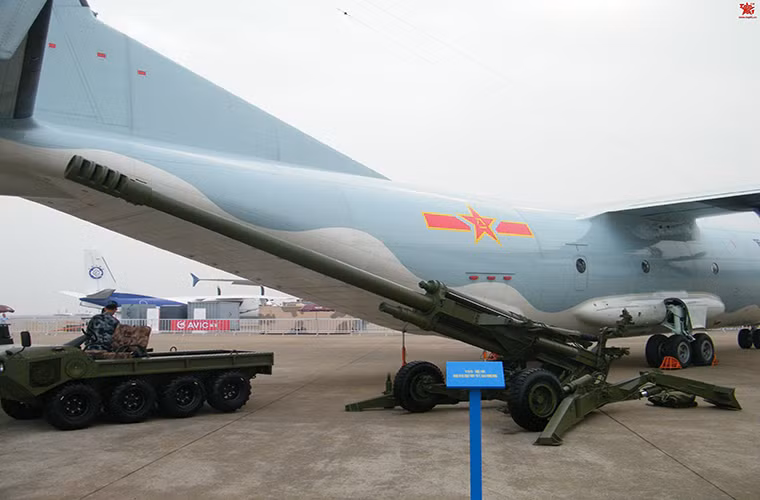 Trong ảnh là AH4 được đặt cạnh máy bay vận tải quân sự Y-8 của Không quân Trung Quốc. Một chiếc Y-8 có thể chở theo tối đa 20 tấn hàng hóa do đó nó hoàn toàn có thể mang theo một khẩu pháo AH4 cùng kíp chiến đấu và đạn dược.