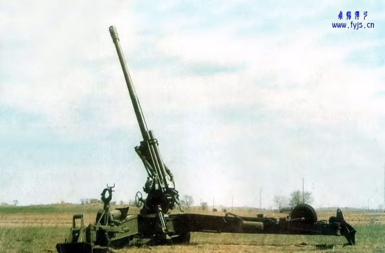 AH4 có trọng lượng khoảng 4.5 tấn trong khi đó M777 là 4.2 tấn, cả hai đều được trang bị bệ pháo có thiết kế tương tự nhau với cùng hệ thống hãm giật. AH4 có thời gian triển khai chỉ trong vòng ba phút và thu hồi chỉ hai phút với kíp chiến đấu gồm 7 binh sĩ.