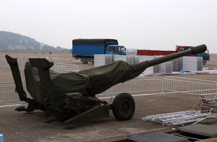 Norinco cũng xác nhận rằng AH4 cũng có khả năng triển khai các loại đạn pháo dẫn đường chính xác, trong đó có mẫu đạn pháo 155mm GP6 dẫn đường bằng laser do Norinco phát triển với tầm bắn hiệu quả 25km nhưng tỉ lệ đánh trúng mục tiêu lên đến 90% kể cả mục tiêu di động.