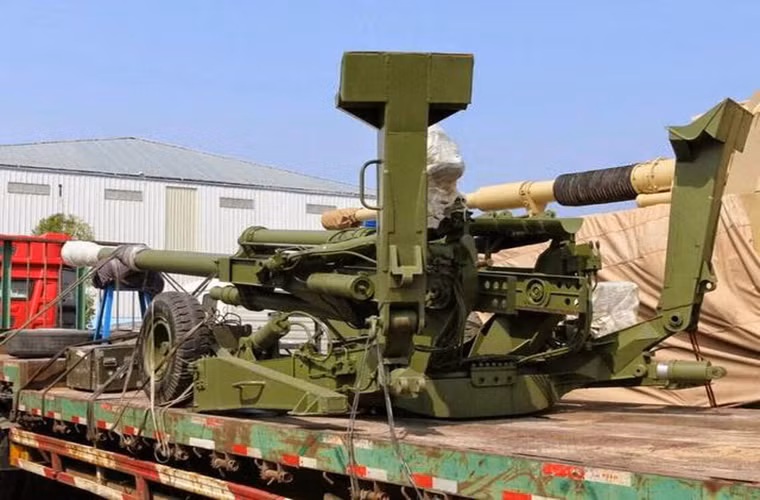 Tốc độ bắn tối đa của AH4 là 4 viên trên mỗi phút, nó có thể nâng nòng lên tối đa 72 ° và hạ nòng tối đa -3 ° xoay qua trái và phải tầm 22 ° thiết kế này giúp pháo thủ hạn chế việc thay đổi vị trí bắn khi chuyển sang tấn công một mục tiêu mới. Tầm bắn hiệu quả của AH4 là 25km với đạn thông thường với đạn tăng tầm nó có thể tấn công các mục tiêu ở khoảng cách 40km, tuy nhiên độ chính xác không cao.